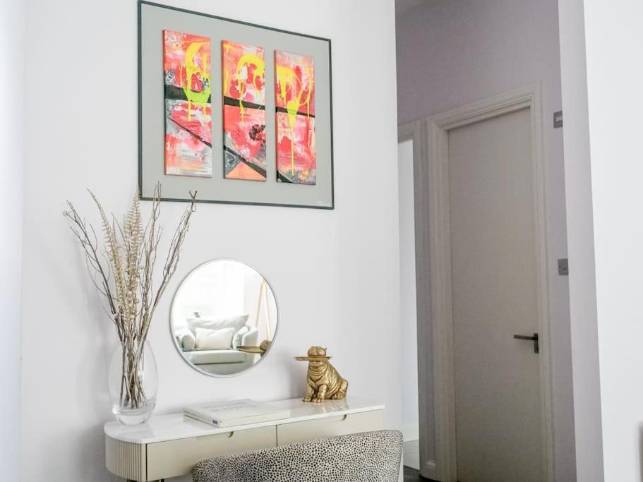 Exceptional In The Desirable Street Apartment
